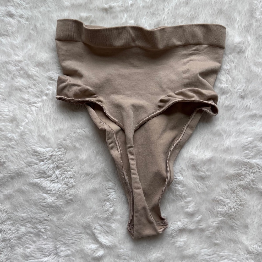 SKIMS Sculpting High Waist Thong Tan Size Small Medium Seamless Shapewear NWOT - Picture 4 of 8